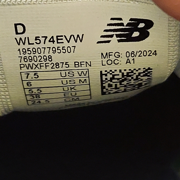 Pre-owned 2024 New Balance 574 - Picture 11 of 11